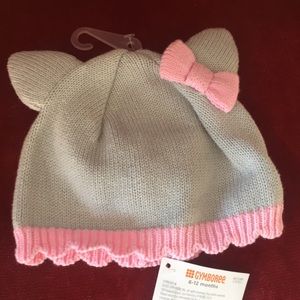 Darling little hat w bow detail and scallop trim🎀